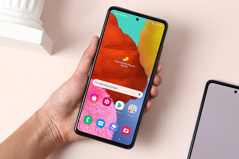 Sở hữu m&agrave;n h&igrave;nh AMOLED vượt trội